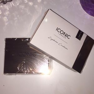 Iconic London eyebrow cushion 💄